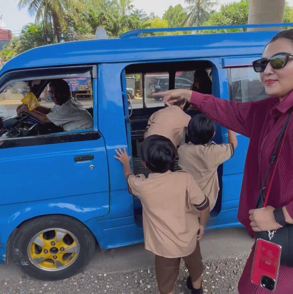 potret Ashanty dan Meisya Siregar temani anak naik angkot (instagram.com/meisya__siregar)