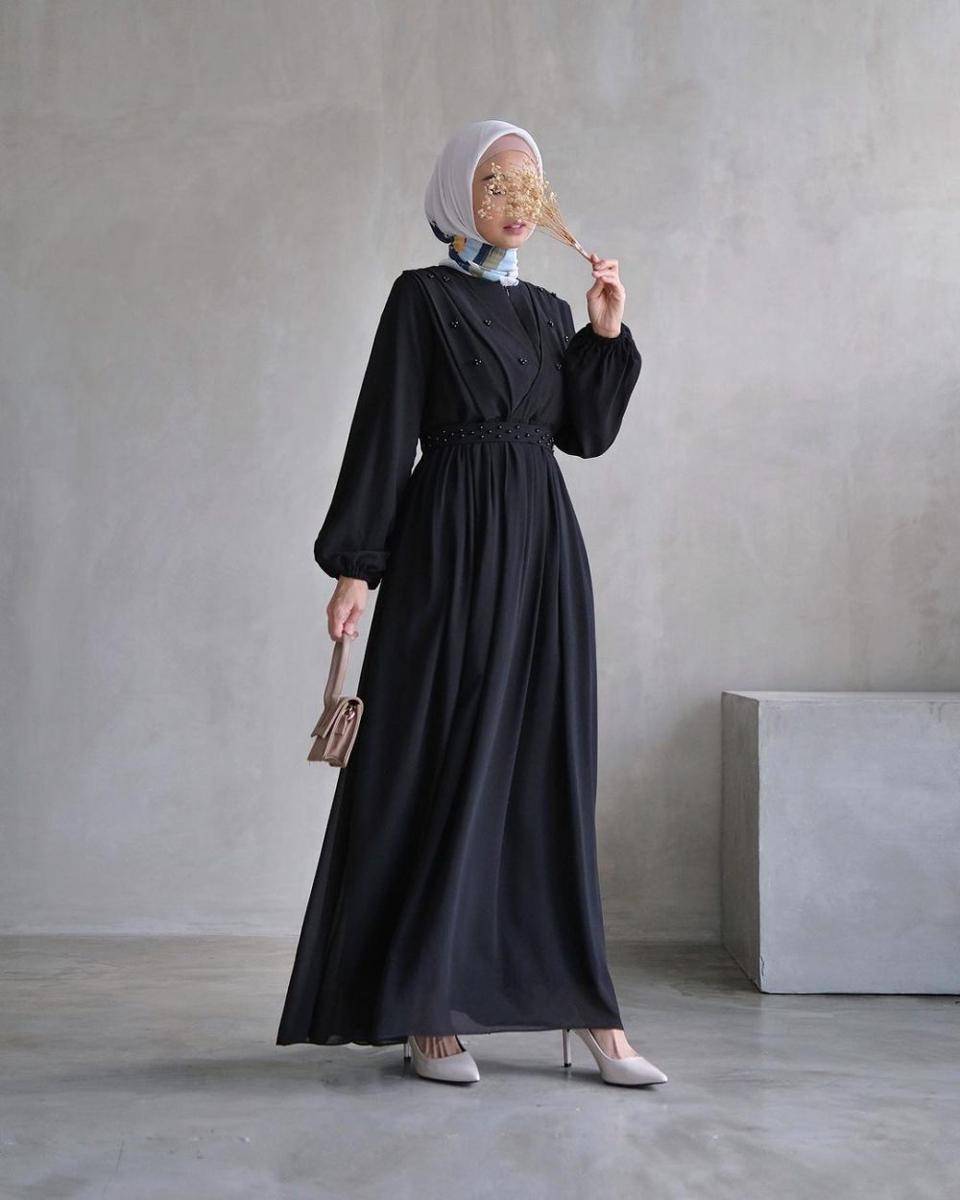 rekomendasi gamis hitam simpel untuk lebaran (instagram.com/spiiceboutique)