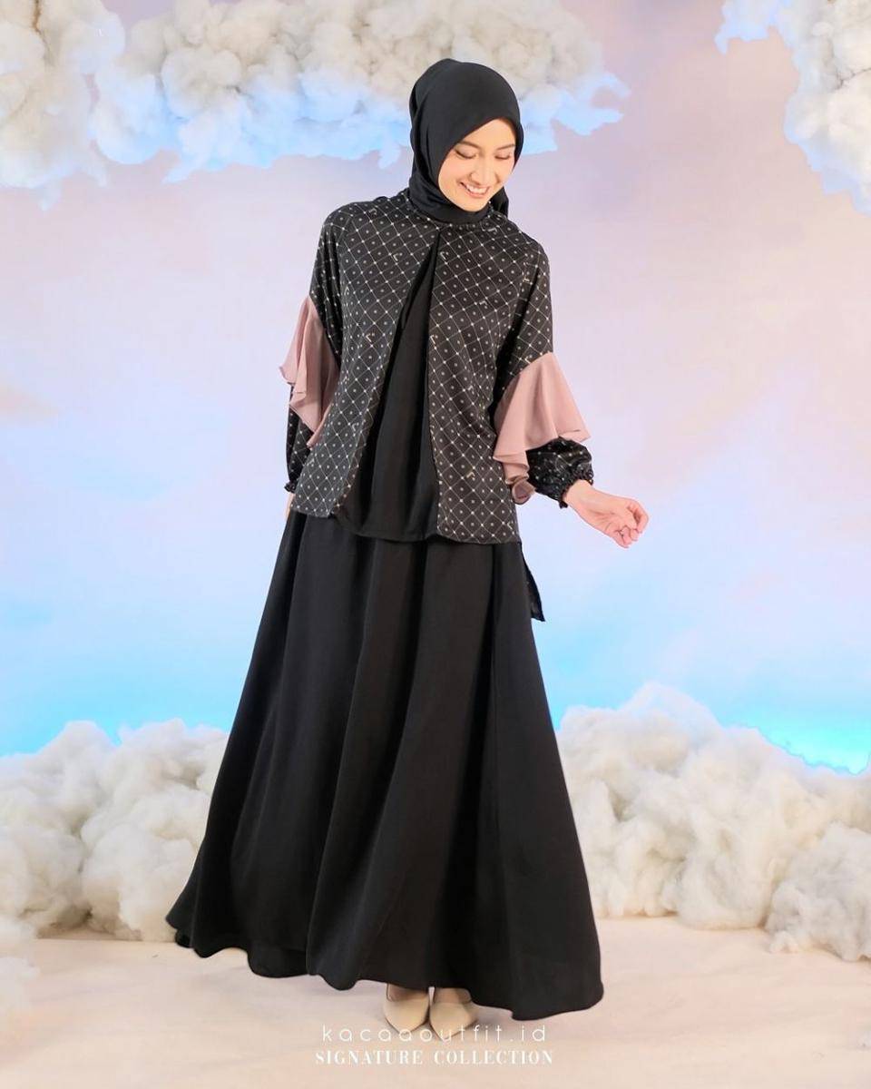rekomendasi gamis hitam simpel untuk lebaran (instagram.com/kacaaoutfit.id)