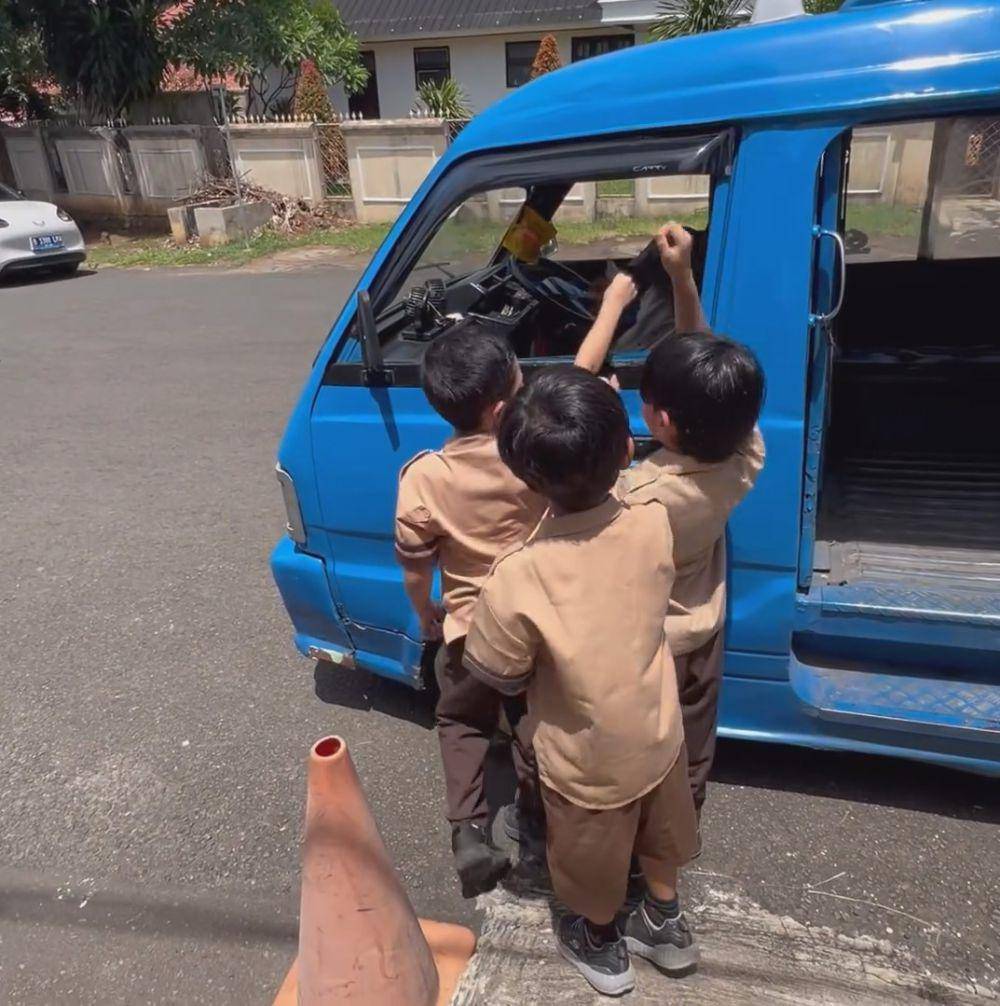 potret Ashanty dan Meisya Siregar temani anak naik angkot (instagram.com/meisya__siregar)