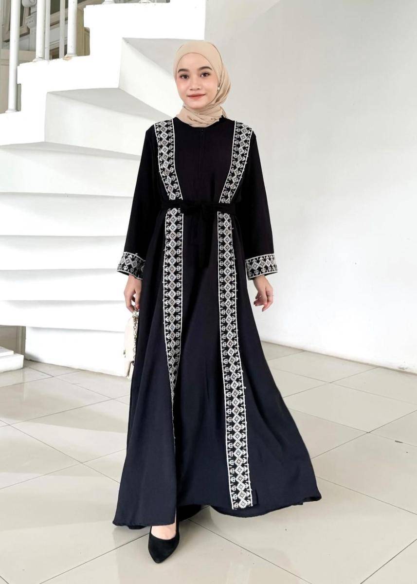rekomendasi gamis hitam simpel untuk lebaran (instagram.com/locana.label)