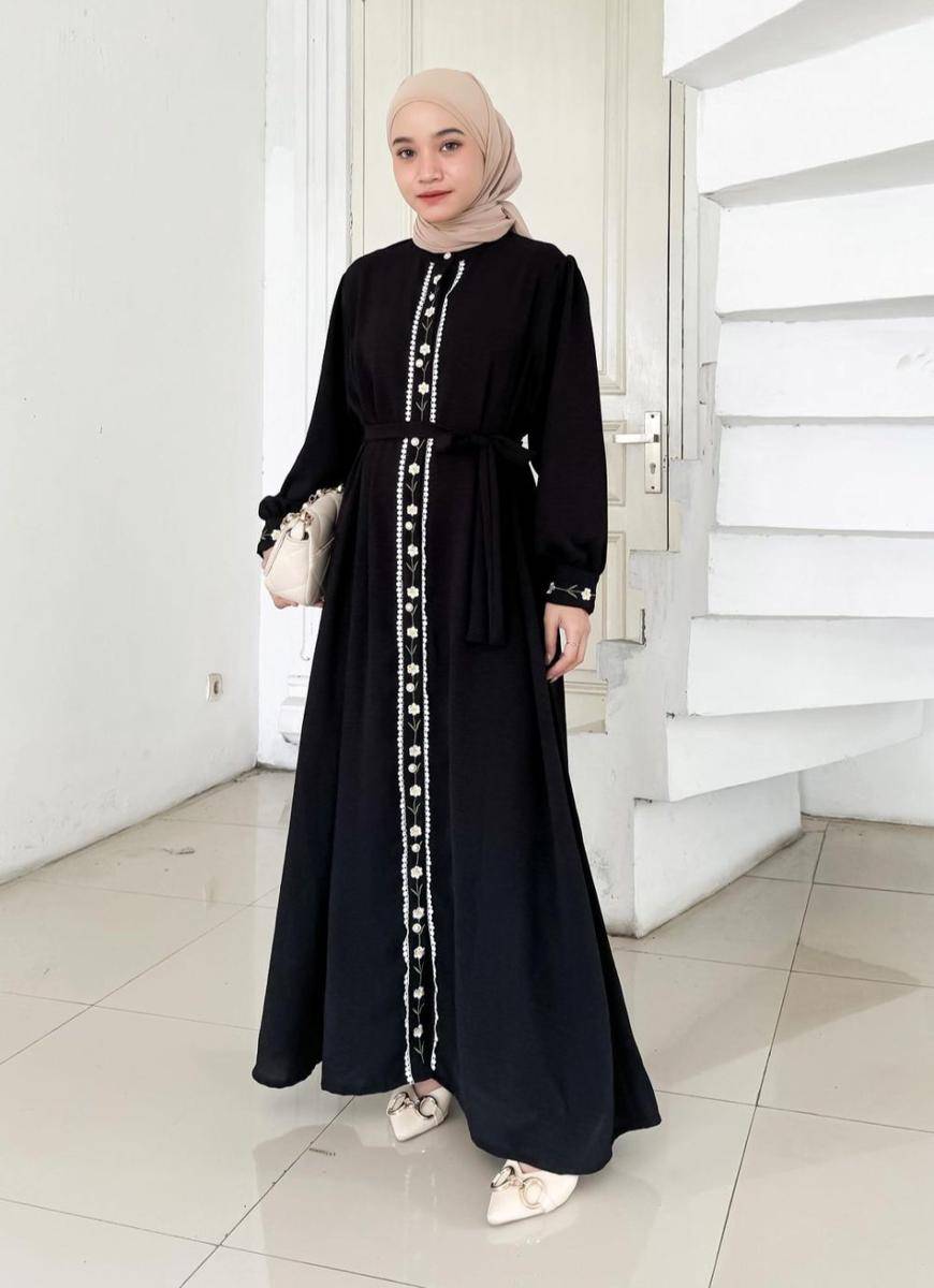 rekomendasi gamis hitam simpel untuk lebaran (instagram.com/locana.label)