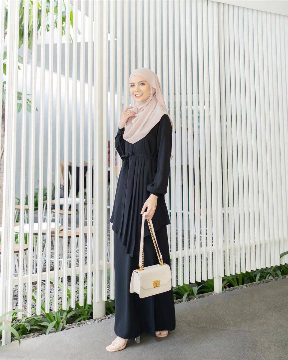 rekomendasi gamis hitam simpel untuk lebaran (instagram.com/lalune_id)