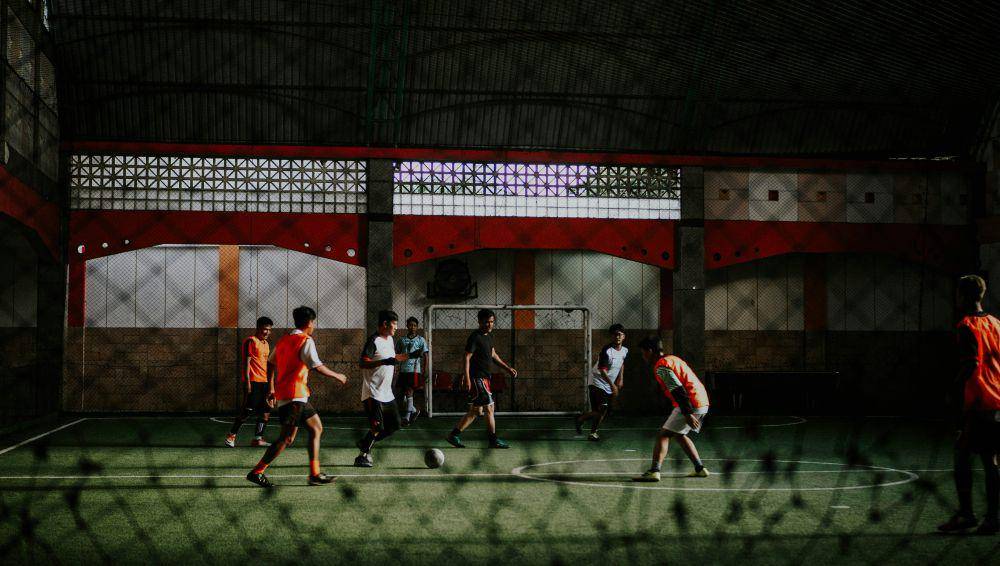 sekelompok orang bermain futsal (unsplash.com/Falaq Lazuardi)