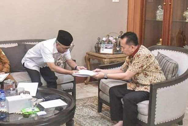 (Pj Bupati Muba, Apriyadi saat menyerahkan laporan progres pembangunan ruas tol kepada Pj Gubernur Sumsel, Agus Fatoni di Griya Agung Palembang, Selasa (19/3/2024).) IDN Times/istimewa