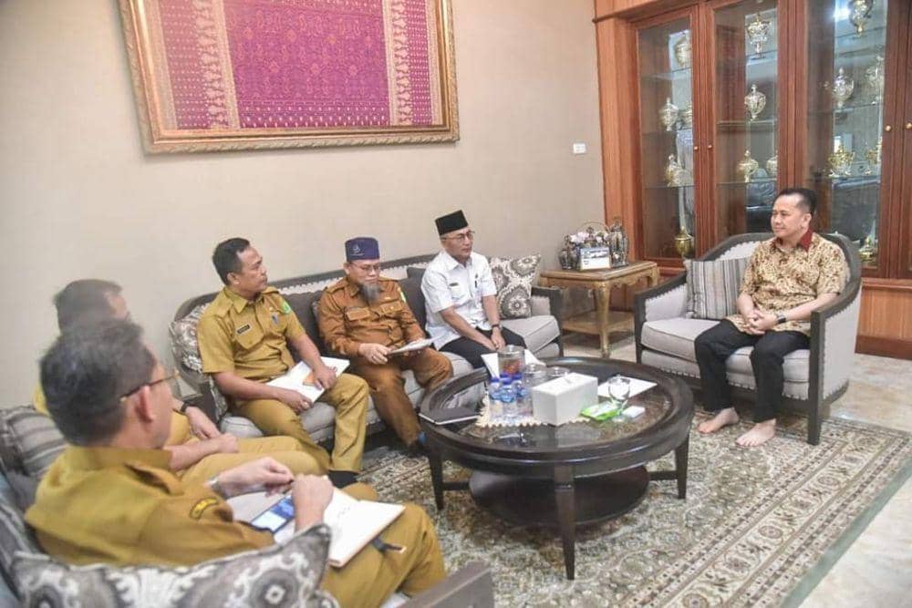 (Pj Bupati Muba, Apriyadi saat menyerahkan laporan progres pembangunan ruas tol kepada Pj Gubernur Sumsel, Agus Fatoni di Griya Agung Palembang, Selasa (19/3/2024).) IDN Times/istimewa