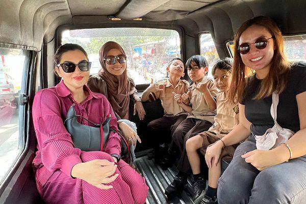 potret Ashanty dan Meisya Siregar temani anak naik angkot (instagram.com/meisya__siregar)