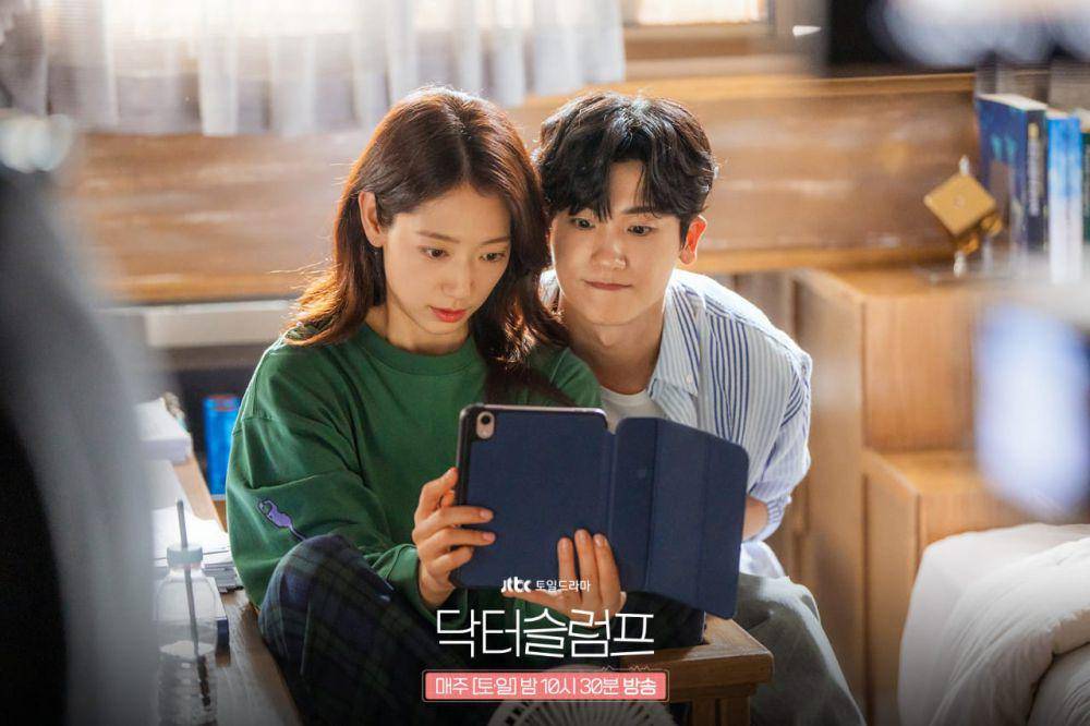 Park Shin Hye dan Park Hyung Sik di balik layar Doctor Slump (dok. JTBC/Doctor Slump)