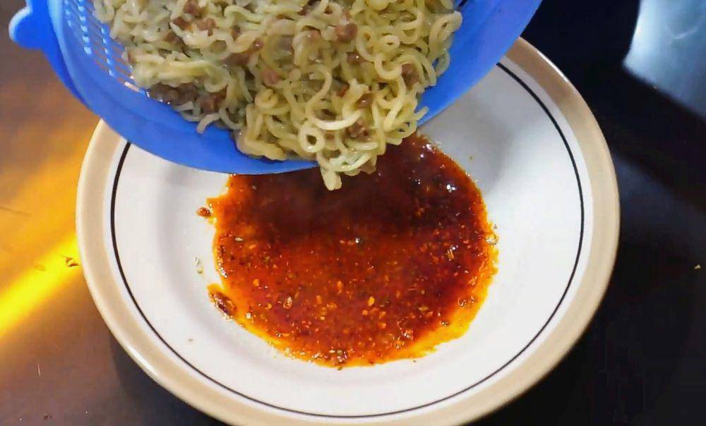ilustrasi membuat Indomie (YouTube.com/Domo Bramantyo)