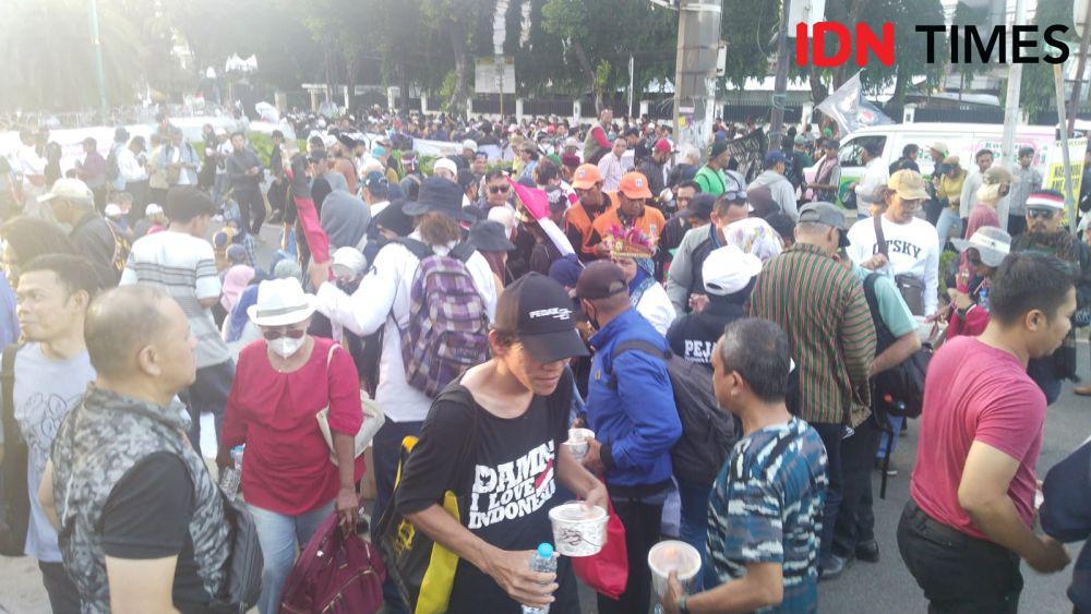 Demonstran Berebut Makanan di Depan Gedung KPU