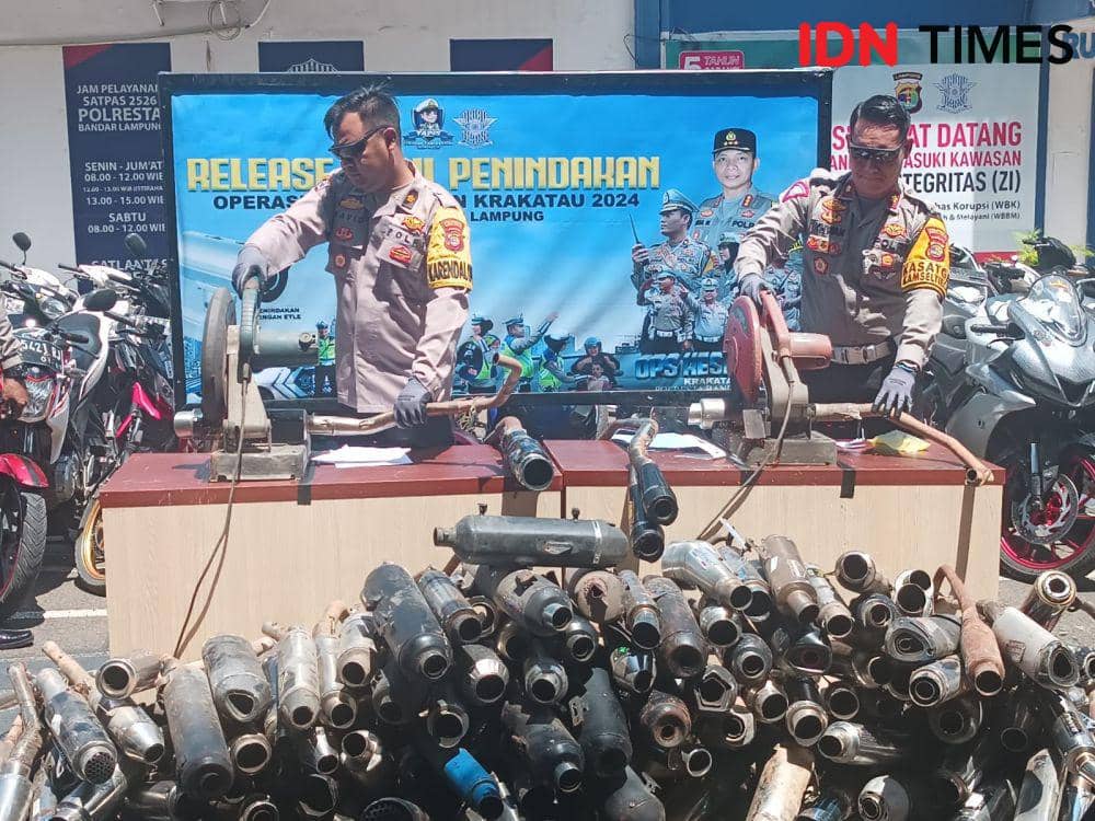 Rilis penyitaan dan pemusnahan ratusan knalpot brong oleh Satlantas Polresta Bandar Lampung. (IDN Times/Tama Yudha Wiguna).