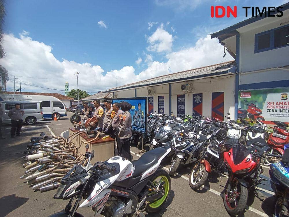 Rilis penyitaan dan pemusnahan ratusan knalpot brong oleh Satlantas Polresta Bandar Lampung. (IDN Times/Tama Yudha Wiguna).