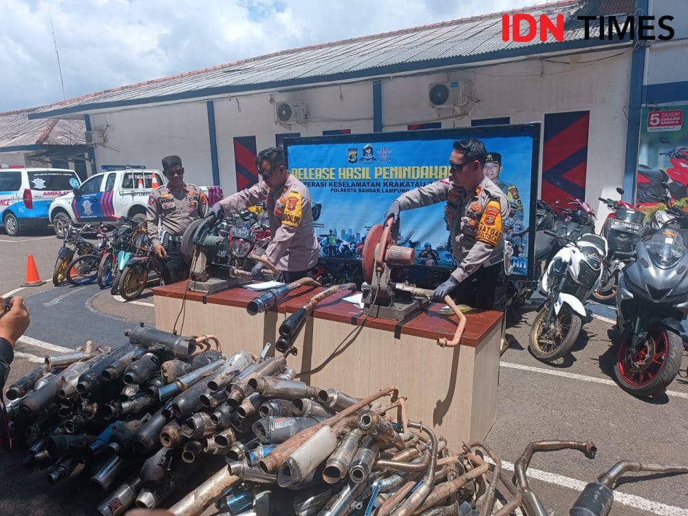 Rilis penyitaan dan pemusnahan ratusan knalpot brong oleh Satlantas Polresta Bandar Lampung. (IDN Times/Tama Yudha Wiguna).
