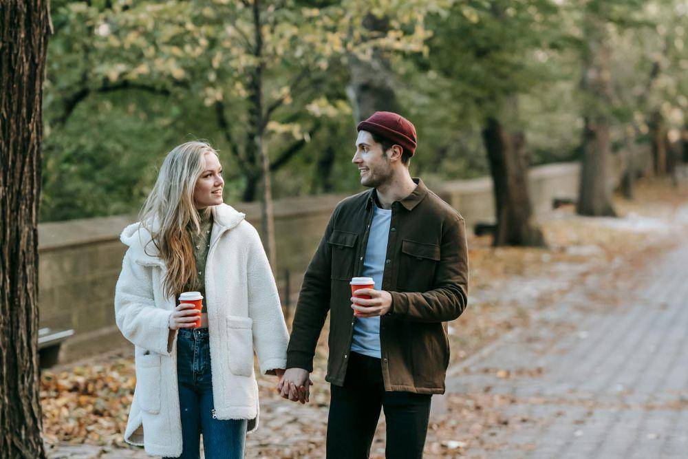 ilustrasi pasangan berjalan-jalan di taman (pexels.com/Katerina Holmes)