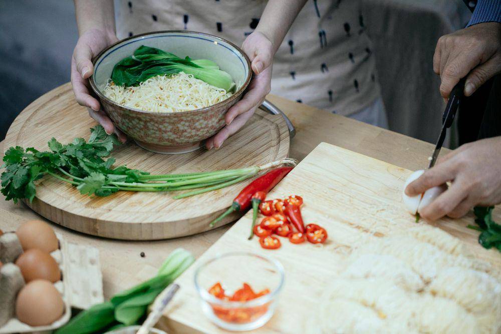 ilustrasi memasak jajangmyeon (pexels.com/Katerina Holmes)