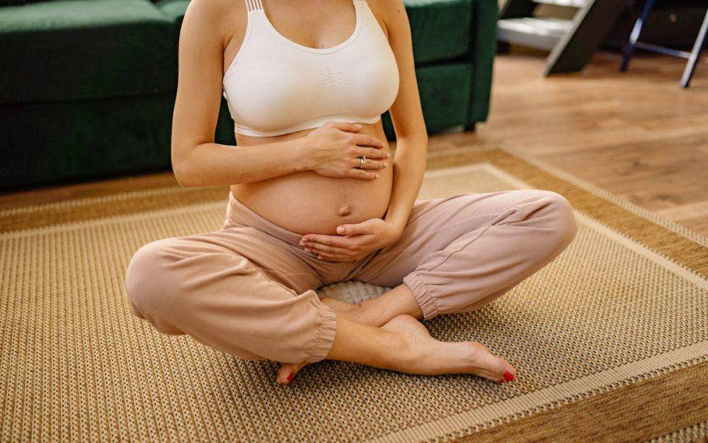 ilustrasi melakukan yoga saat hamil (pexels.com/Yan Krukau)