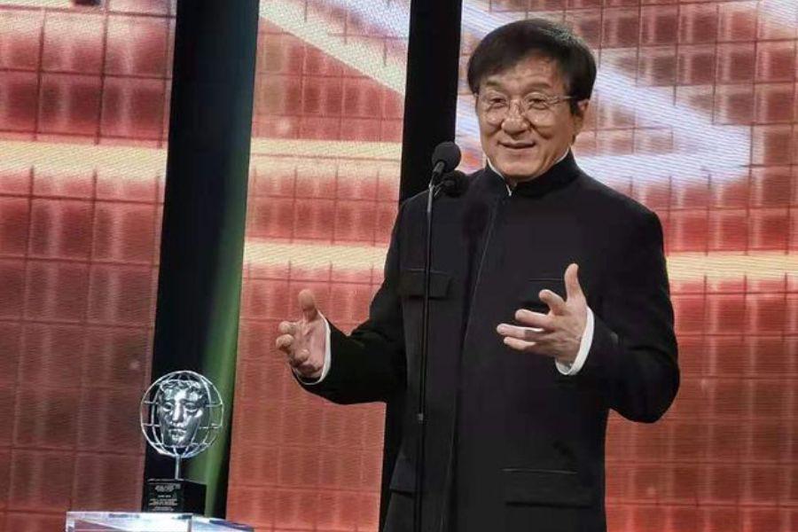 Profil dan Biodata Jackie Chan, Penampilannya Bikin Pangling