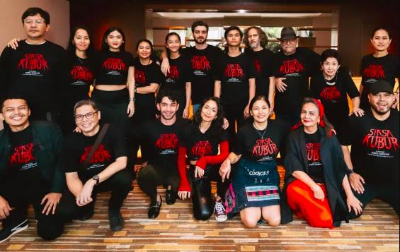 potret jajaran pemain dan sutradara film Siksa Kubur. (instagram.com/djenarmaesaayu)
