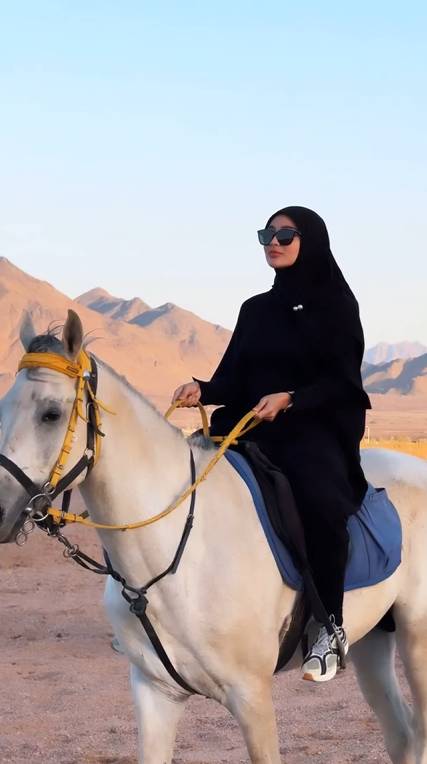 potret Wika Salim ngabuburit naik kuda saat umrah (instagram.com/wikasalim)