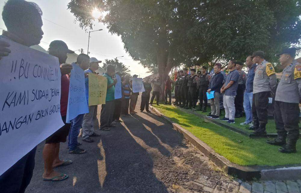 Masyarakat demo di kantor KPU Jombang. IDN Times/Zainul Arifin