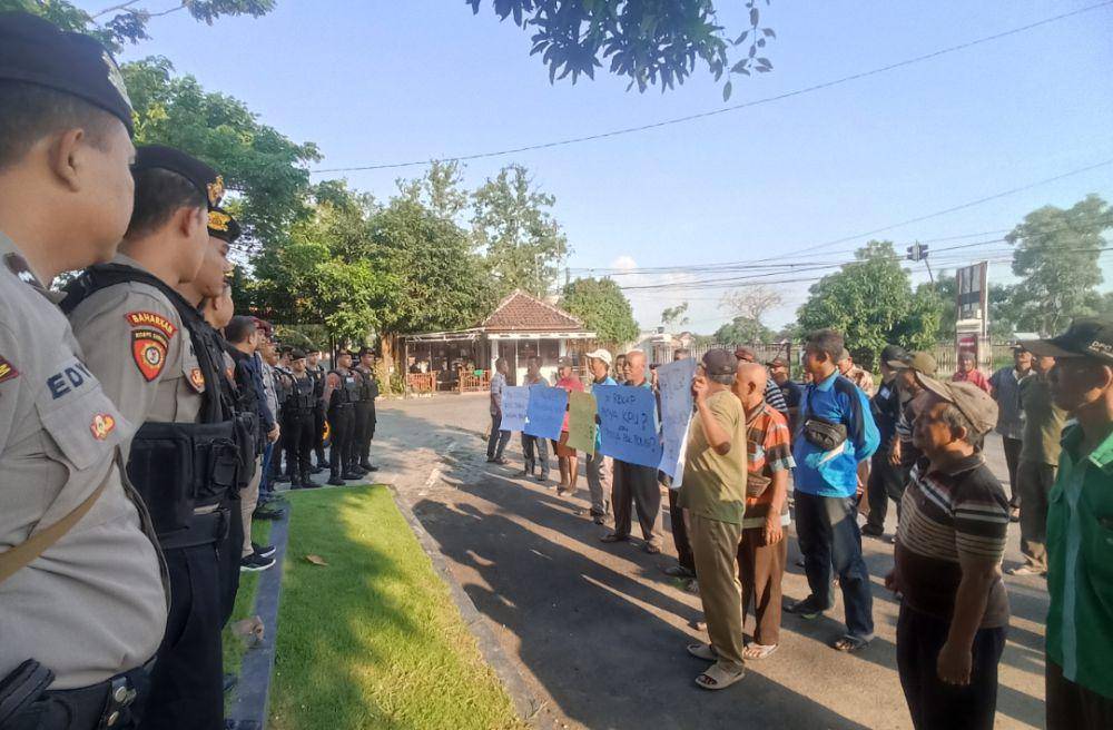 Masyarakat demo di kantor KPU Jombang. IDN Times/Zainul Arifin