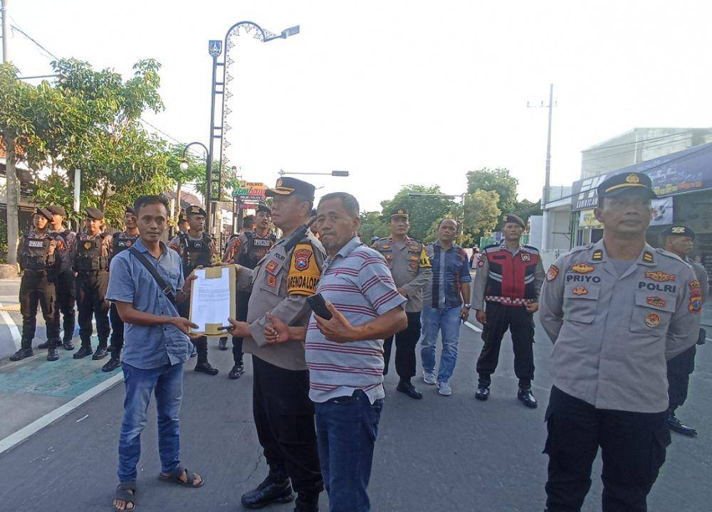 Perwakilan pendemo di Polres Jombang menyerahkan screenshot pernyataan mantan wakapolri Oegroseno kepada polisi. IDN Times/Zainul Arifin