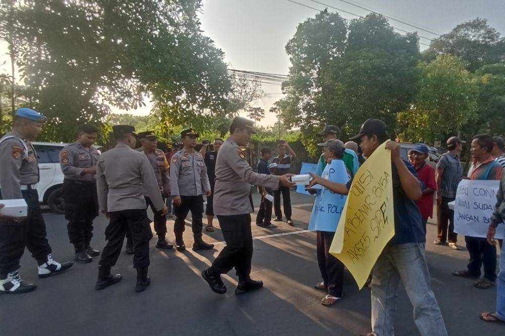 Pendemo dapat takjil dari Polres Jombang. IDN Times/Zainul Arifin
