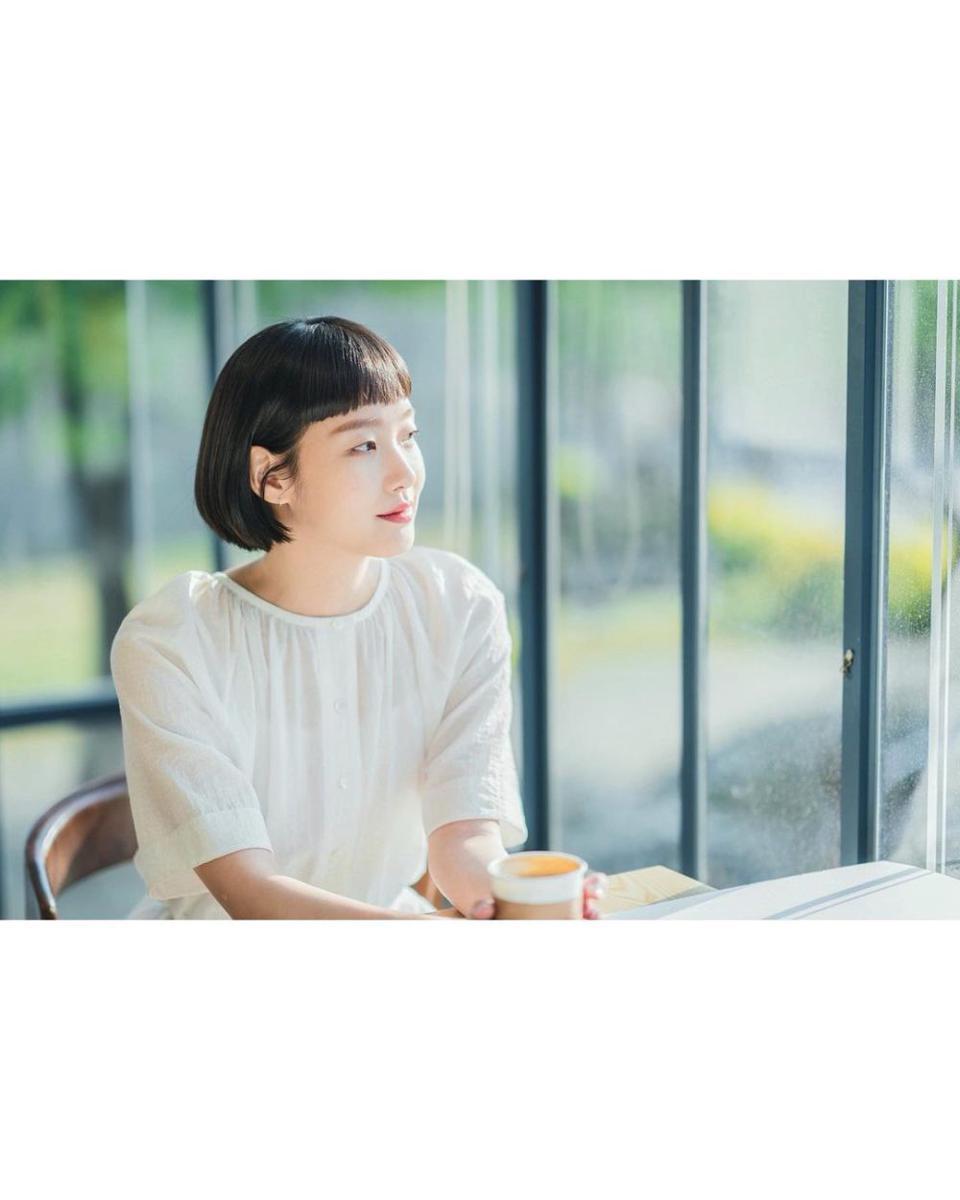 10 Potret Kim Go Eun Exhuma dengan OOTD Santai, Anggun Tanpa Ribet!