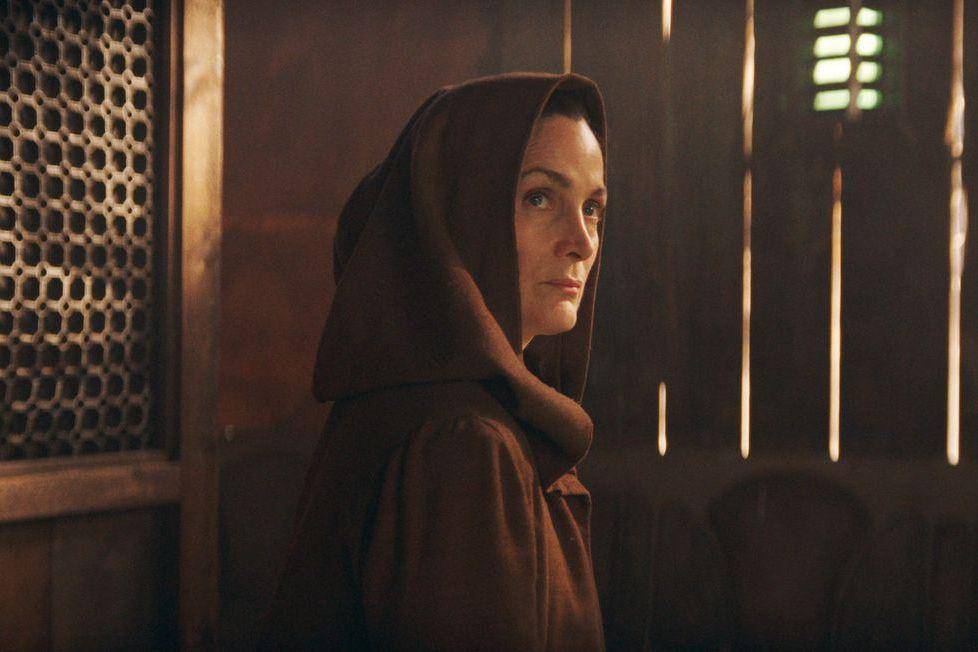 Carrie-Anne Moss dalam serial The Acolyte (dok. Lucasfilm/The Acolyte)