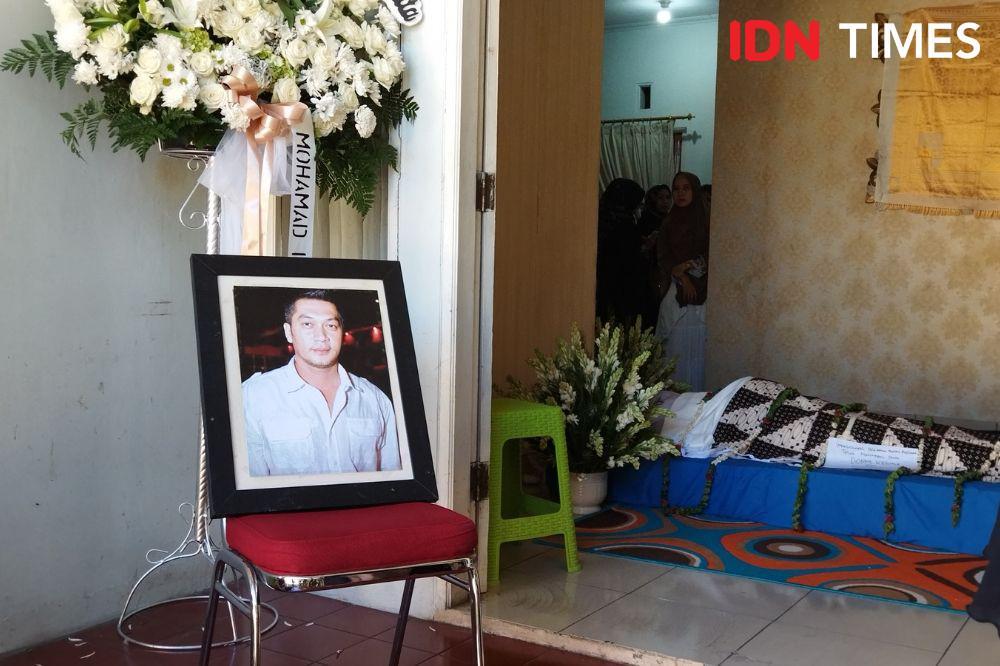 7 Potret Suasana Rumah Duka Donny Kesuma, Rekan Artis Datang Melayat