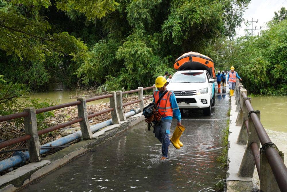 Petugas PLN sedang mengamankan suplai listrik di daerah terdampak banjir di Pantura Jateng. (dok. PLN)
