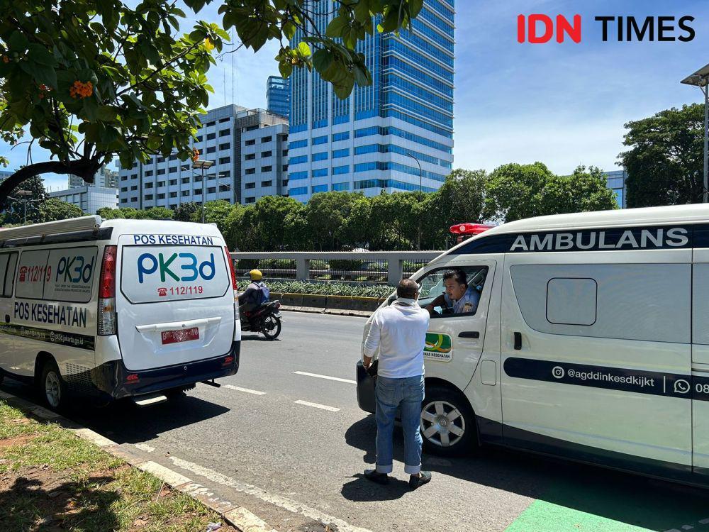 Petugas Kesehatan dan Ambulans Sudah Siaga Depan DPR Jelang Demo