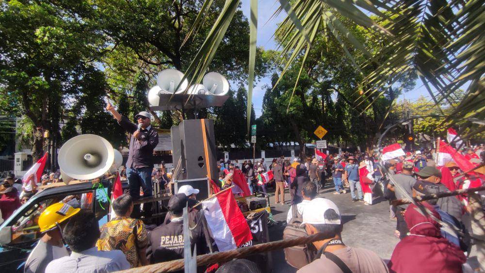Massa berkumpul di depan Gedung Komisi Pemilihan Umum (KPU) jelang penetapan hasil Pemilu 2024, Rabu (20/3/2024). (IDN Times/Yosafat Diva Bayu)