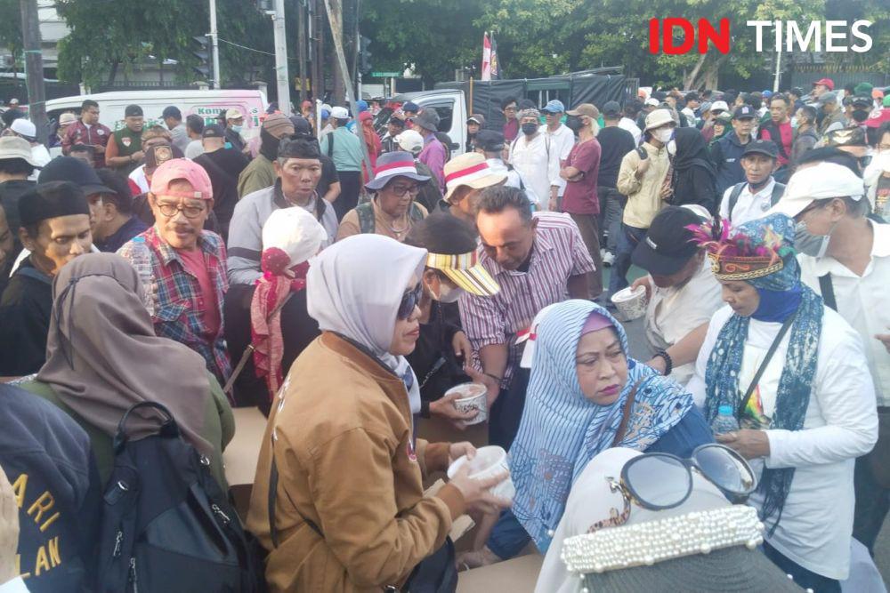 Peserta Demo Tolak Pemilu Curang di KPU Disediakan Makanan untuk Berbuka