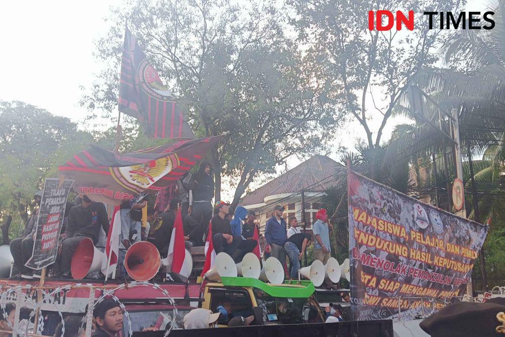 Beda Kubu, Massa Demo Ini Dukung Hasil Keputusan KPU