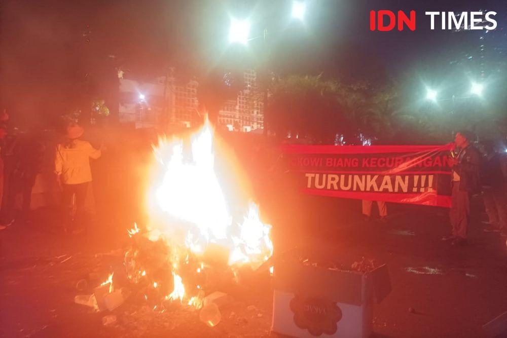 Kian Memanas, Massa Demo di KPU Mulai Bakar Ban