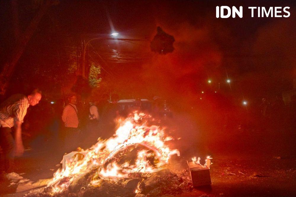 Massa Tolak Pemilu Curang Bakar Kardus Depan KPU Usai Buka Puasa