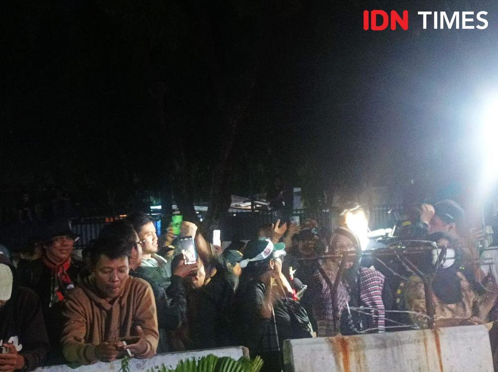 Polisi Kerahkan Dua Raisa Bubarkan Massa Paruh Baya di Demo KPU