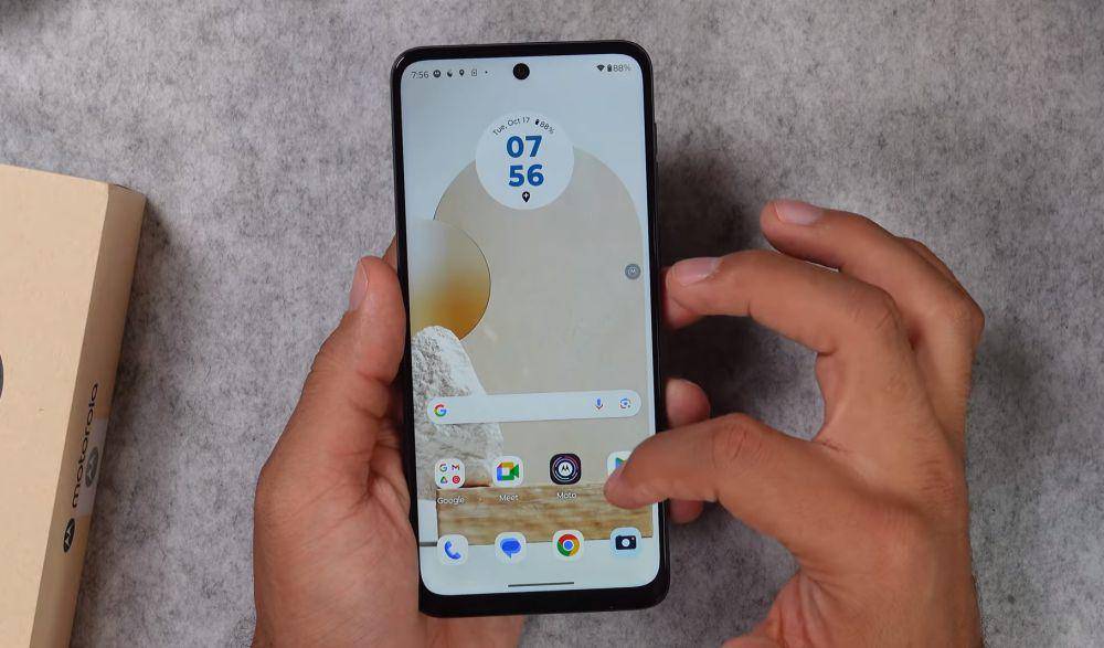 potret Motorola Moto G54 5G (dok. Youtube.com/The Product Reviewer)