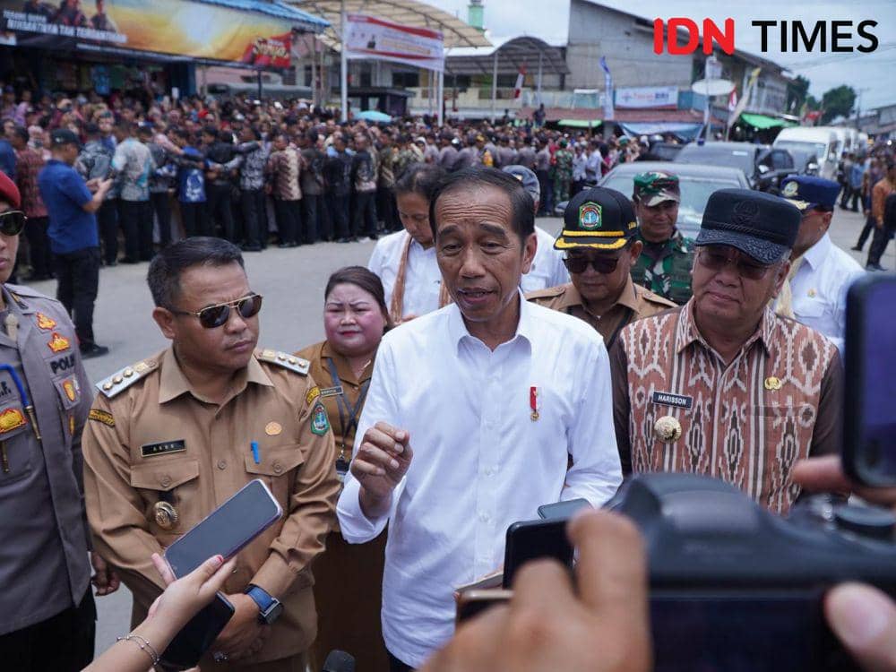 Jokowi usai mengunjungi salah satu pasar di Kabupaten Sekadau, Kalbar. (IDN Times/Istimewa).