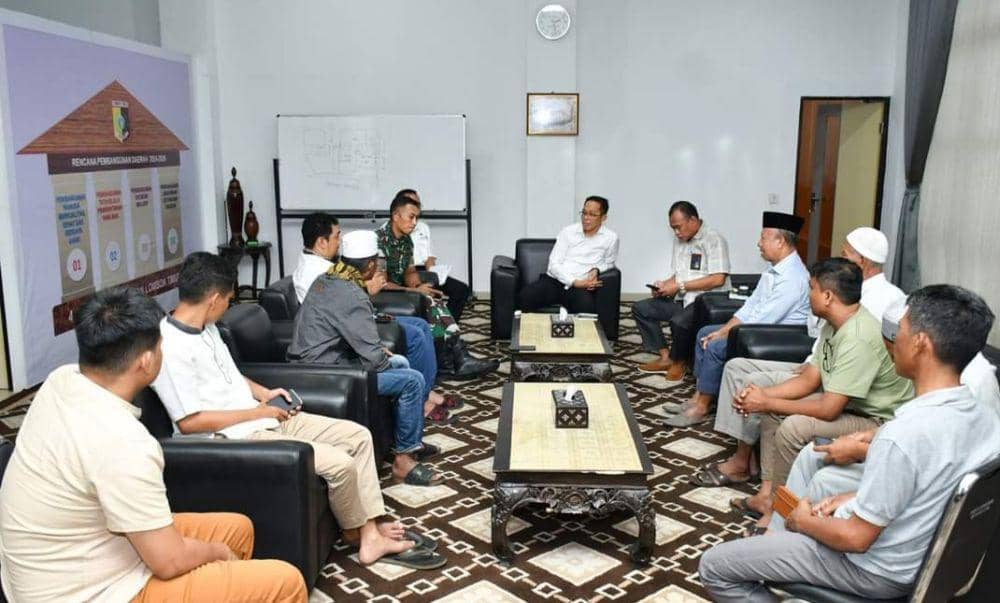 Mitra Bulog saat dikumpulkan PJ Bupati Lotim (IDN Times/Ruhaili)