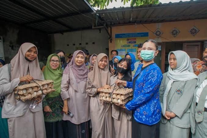 Pemberian bantuan telur bagi keluarga yang anaknya menderita stunting di NTB. (dok. Pemprov NTB)