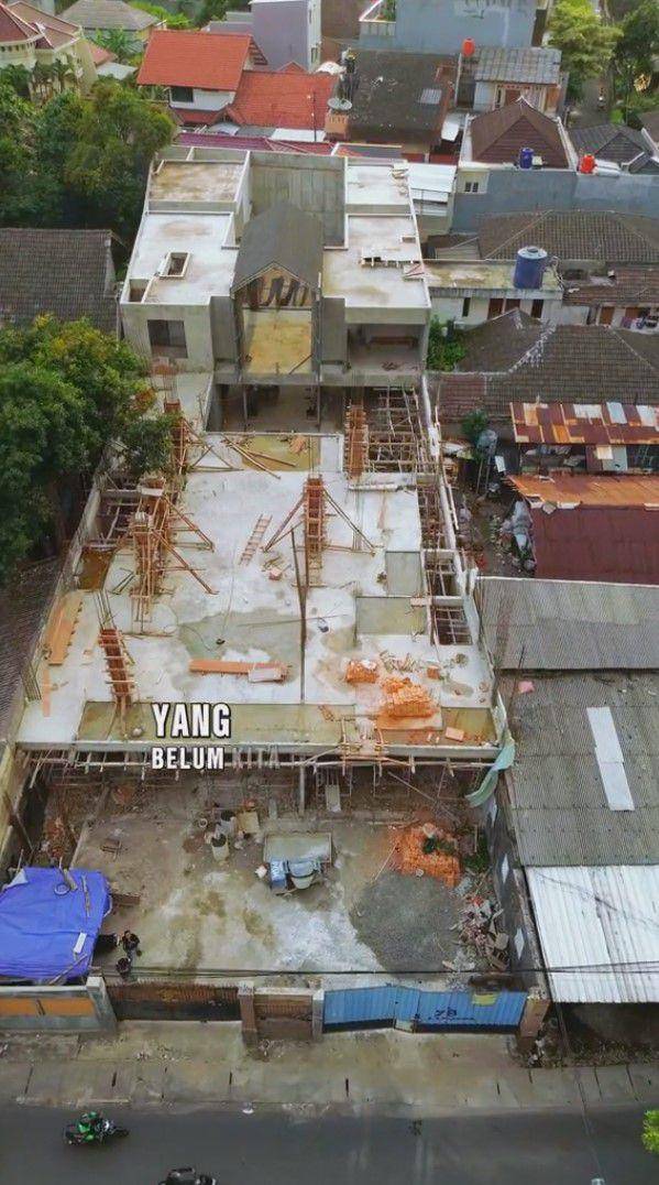 potret Denny Sumargo pantau pembangunan rumah baru (tiktok.com/@dennysumargoreal)