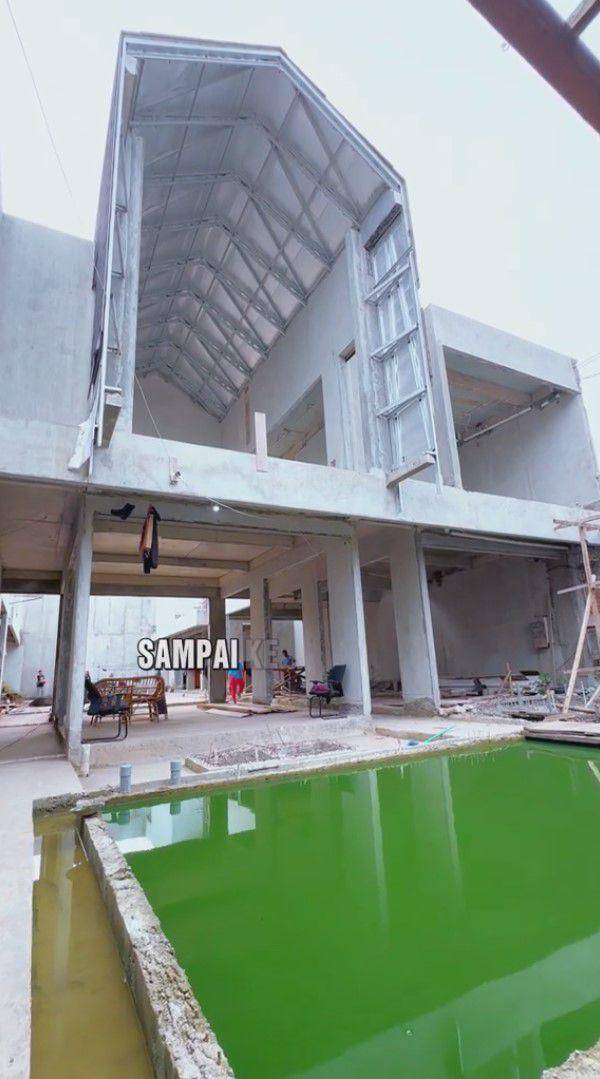 potret Denny Sumargo pantau pembangunan rumah baru (tiktok.com/@dennysumargoreal)