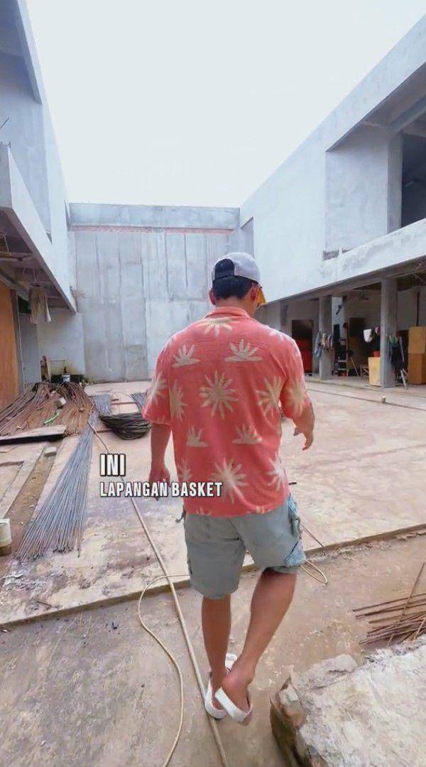 potret Denny Sumargo pantau pembangunan rumah baru (tiktok.com/@dennysumargoreal)