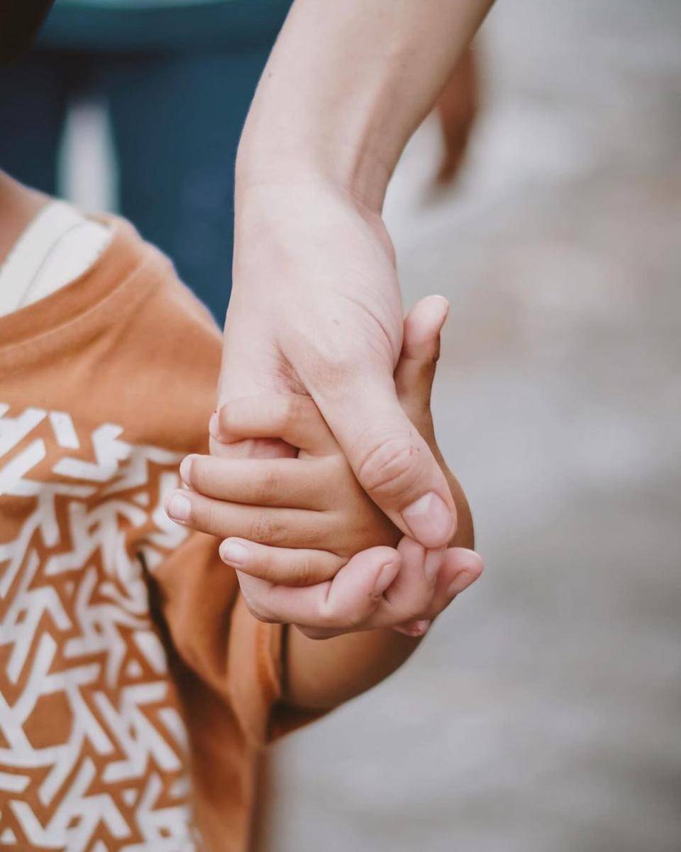 potret Yasmine Napper dengan anak penderita HIV/AIDS (instagram.com/yasminnapper)
