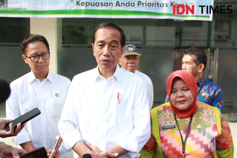 Presiden Jokowi saat mengunjungi RSUD Sultan Syarif Mohamad Alkadrie Pontianak. (IDN Times/Istimewa).