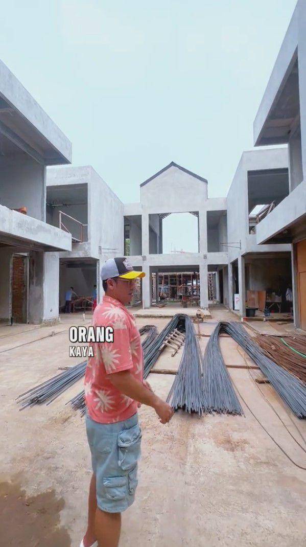 potret Denny Sumargo pantau pembangunan rumah baru (tiktok.com/@dennysumargoreal)