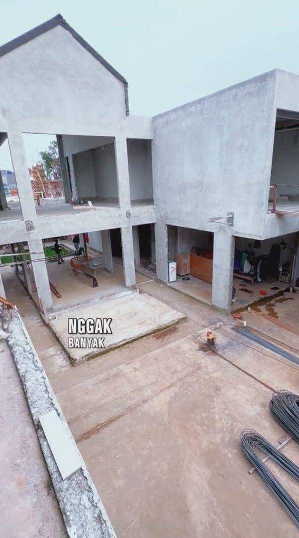 potret Denny Sumargo pantau pembangunan rumah baru (tiktok.com/@dennysumargoreal)