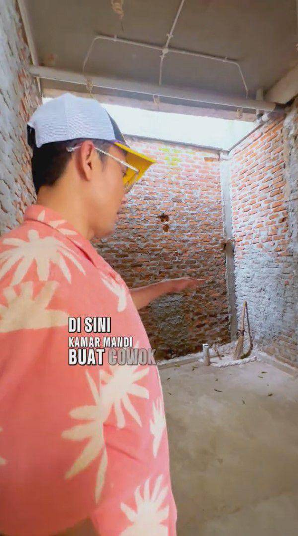 potret Denny Sumargo pantau pembangunan rumah baru (tiktok.com/@dennysumargoreal)